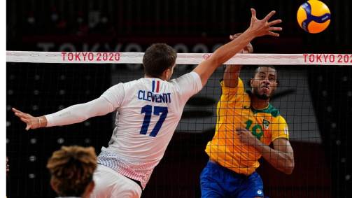 Lucarelli ataca durante o confronto entre Brasil e França