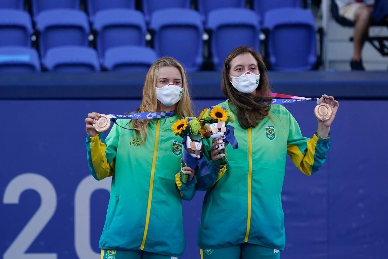 Laura Pigossi e Luisa Stefani seguram suas medalhas bronze no pódio do tênis
