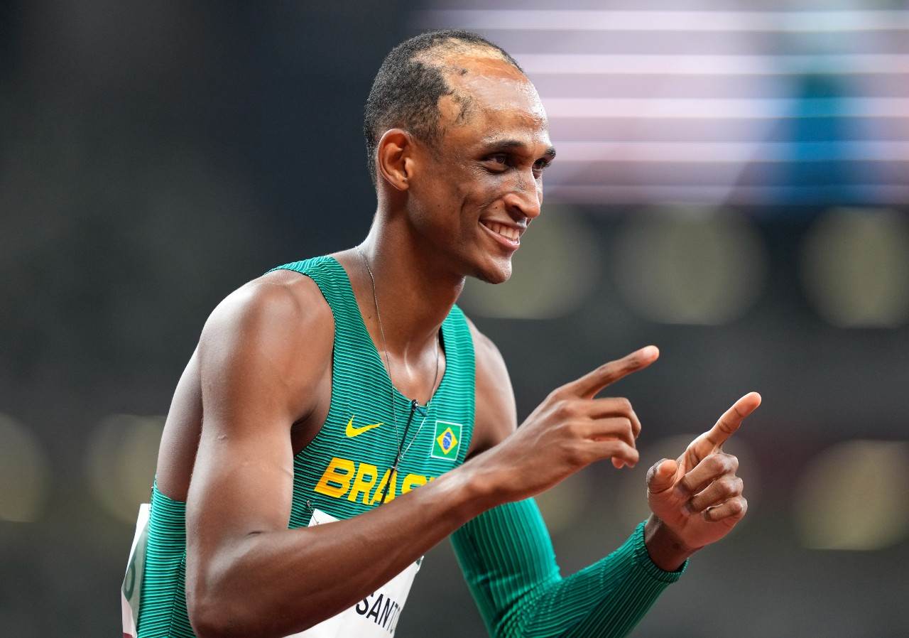 Alison dos Santos sorri após passar à final dos 400m com barreiras em Tóquio Alison dos Santos sorri após passar à final dos 400m com barreiras em Tóquio