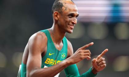 Alison dos Santos sorri após passar à final dos 400m com barreiras em Tóquio