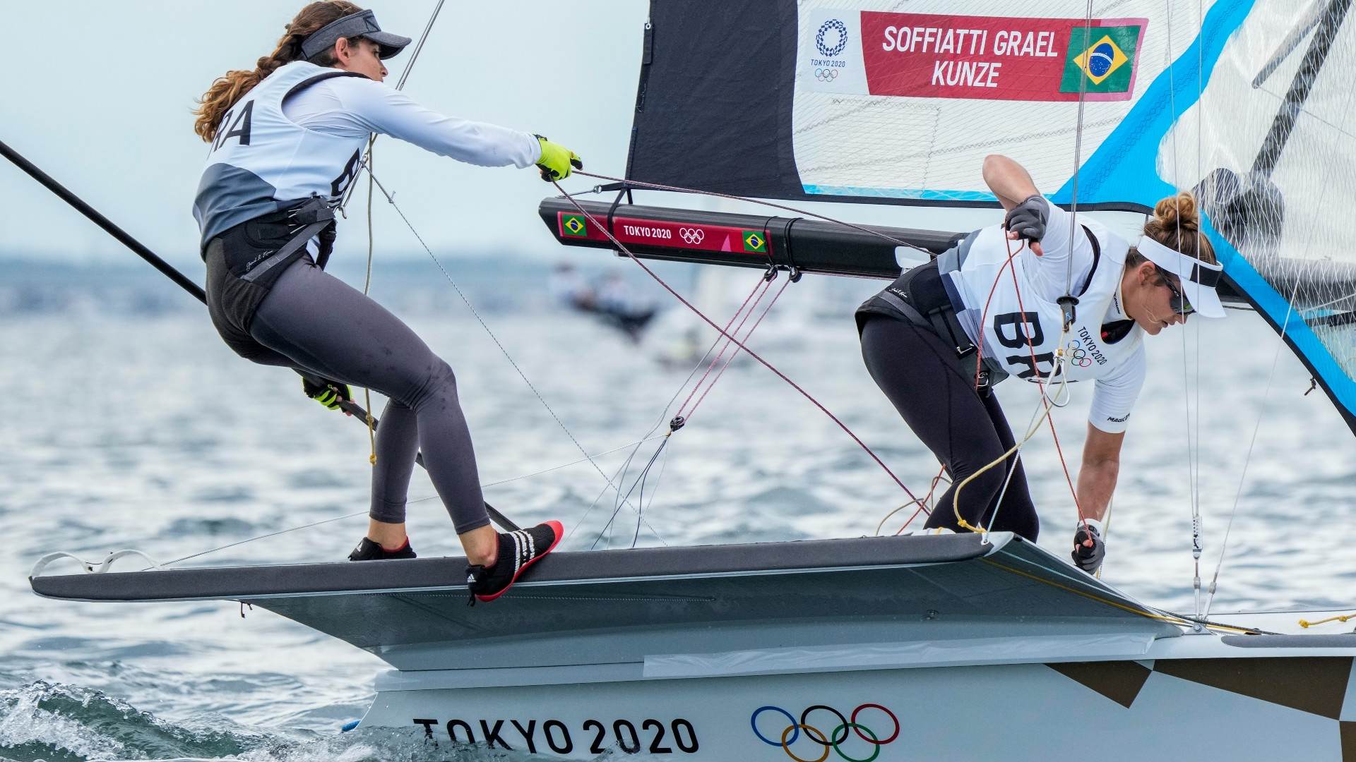 Martine Grael e Kahena Kunze disputam medal race em busca do bi olímpico Martine Grael e Kahena Kunze disputam medal race em busca do bi olímpico