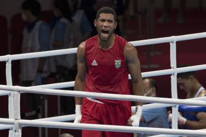 Hebert Conceição festeja após garantir medalha no boxe das Olimpíadas 2020