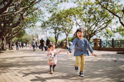 Crianças brincando ao ar livre/Getty Images