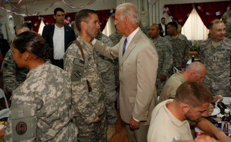 Joe Biden e o filho, Beau Biden, que serviu no Iraque / Getty Images
