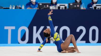 Brasileira Rebeca Andrade compete em Tóquio ao som de 'Baile de Favela'