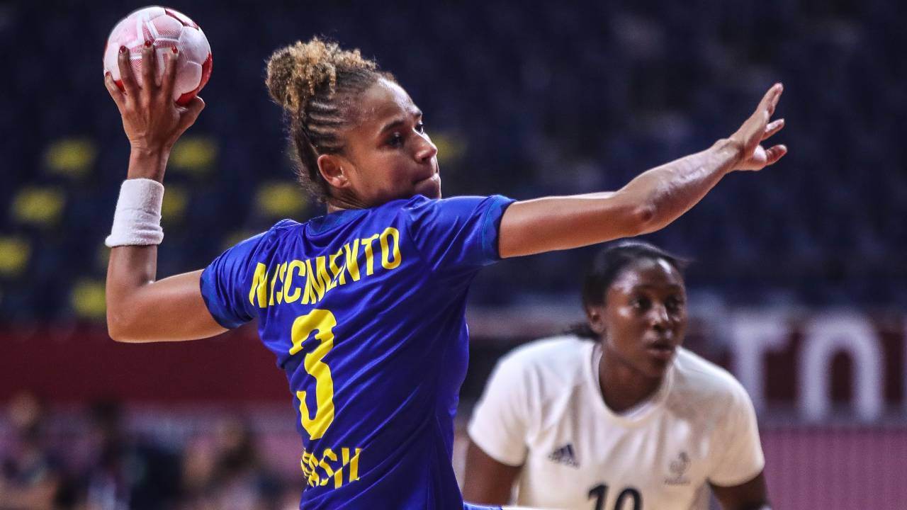 Ponta Alê, da seleção brasileira feminina de handebol Ponta Alê, da seleção brasileira feminina de handebol