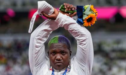 COI diz que analisará gesto feito pela atleta dos EUA Raven Saunders no pódio