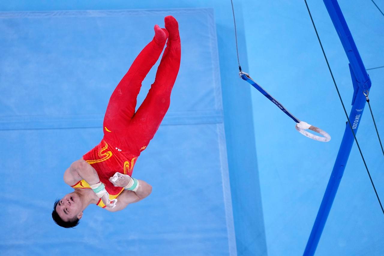 Ginasta chinês Liu Yang de ponta cabeça dando salto mortal na saída das argolas Ginasta chinês Liu Yang de ponta cabeça dando salto mortal na saída das argolas