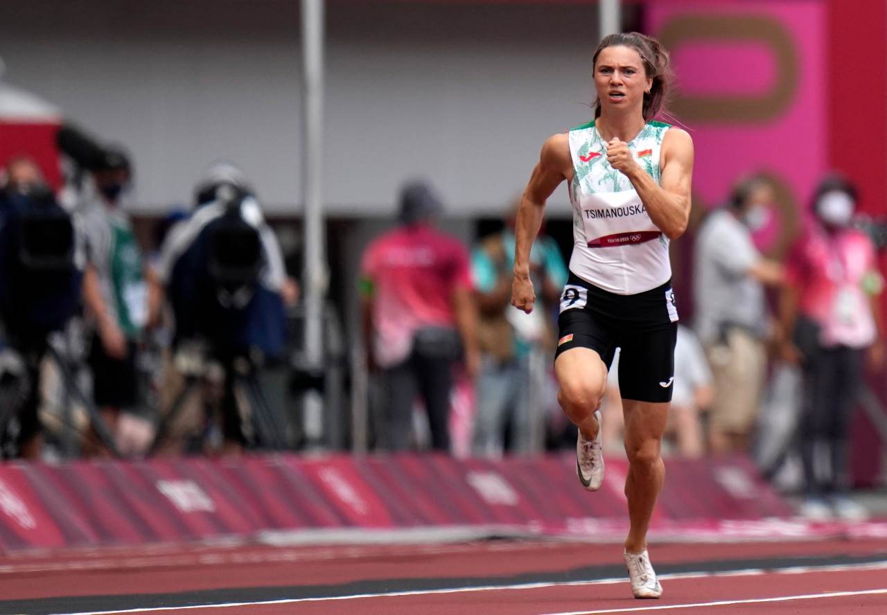 A velocista de Belarus Krytsina Tsimanouskaya corre na raia olímpica A velocista de Belarus Krytsina Tsimanouskaya corre na raia olímpica