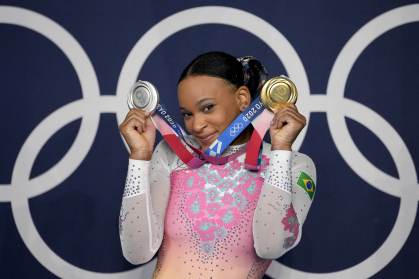 Brasileira Rebeca Andrade com as duas medalhas conquistadas nas Olimpíadas 2020