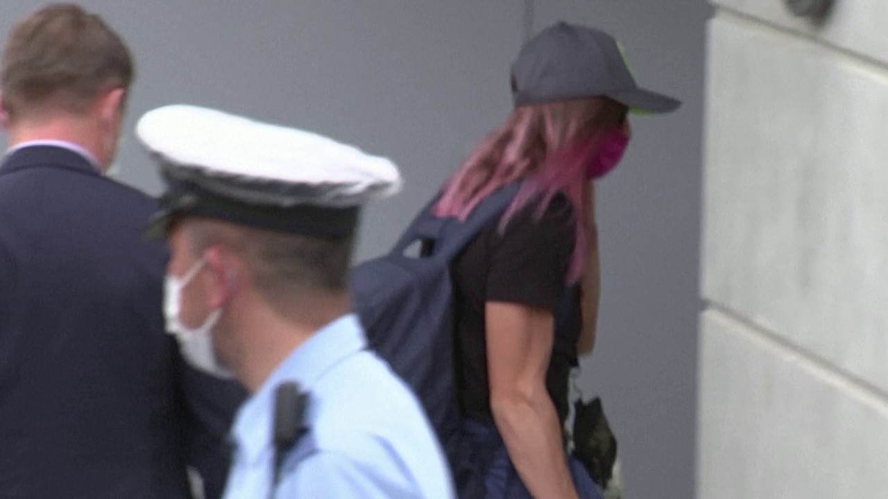 Momento em que Krystsina Tsimanouskaya entra na embaixada da Polônia em Tóquio