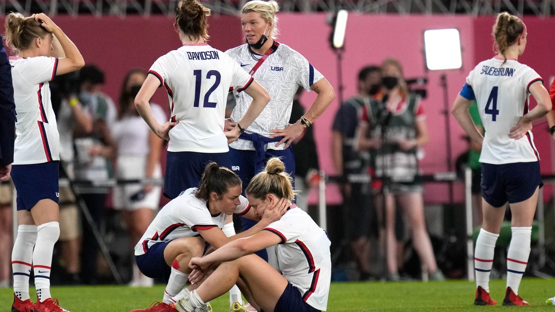 Com derrota para Canadá, EUA disputarão bronze no futebol feminino Com derrota para Canadá, EUA disputarão bronze no futebol feminino