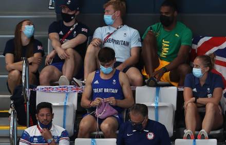 Tom Daley fez casaco para cachorro durante disputa de final olímpica em Tóquio