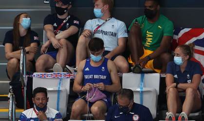 Campeão, britânico Tom Daley tricota suéter para cachorro durante final olímpica