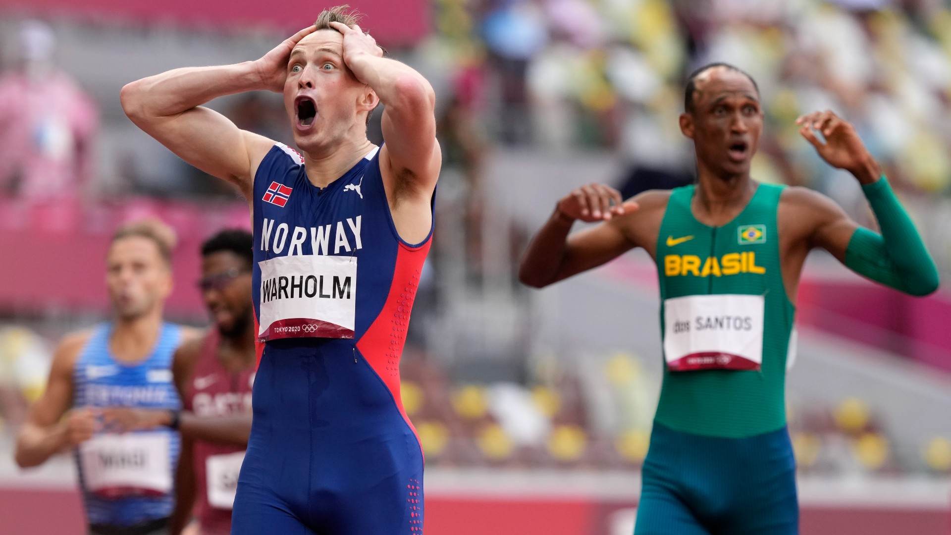 Karsten Warholm e Alison dos Santos na chegada da final dos 400m com barreiras Karsten Warholm e Alison dos Santos na chegada da final dos 400m com barreiras