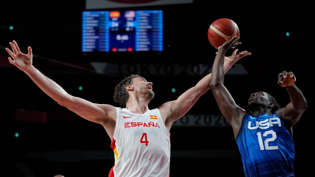 Paul Gasol (Espanha) e Jrue Holiday (EUA)
