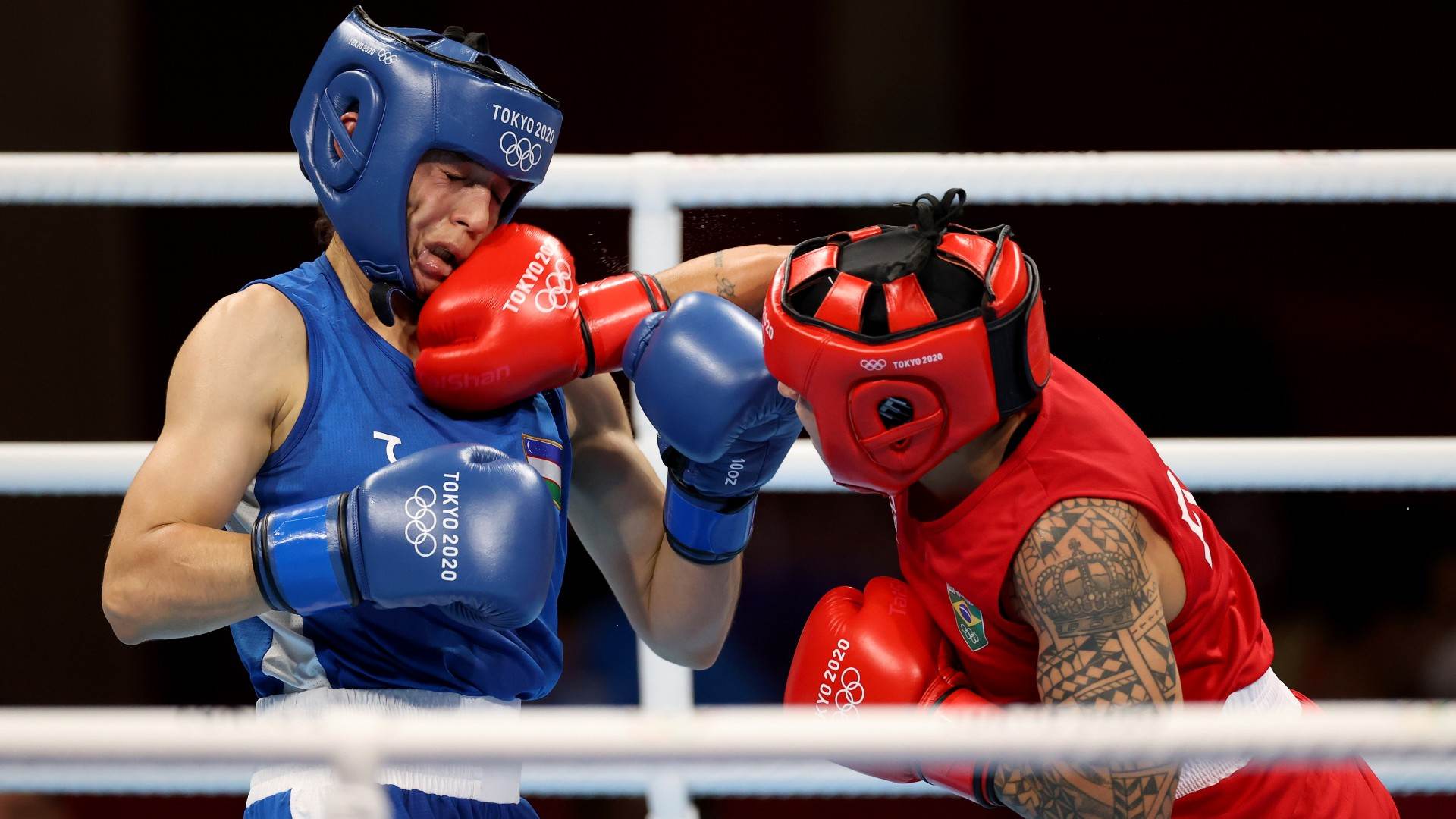Bia Ferreira golpeia pugilista do Uzbequistão em luta vencida de forma unanime Bia Ferreira golpeia pugilista do Uzbequistão em luta vencida de forma unanime