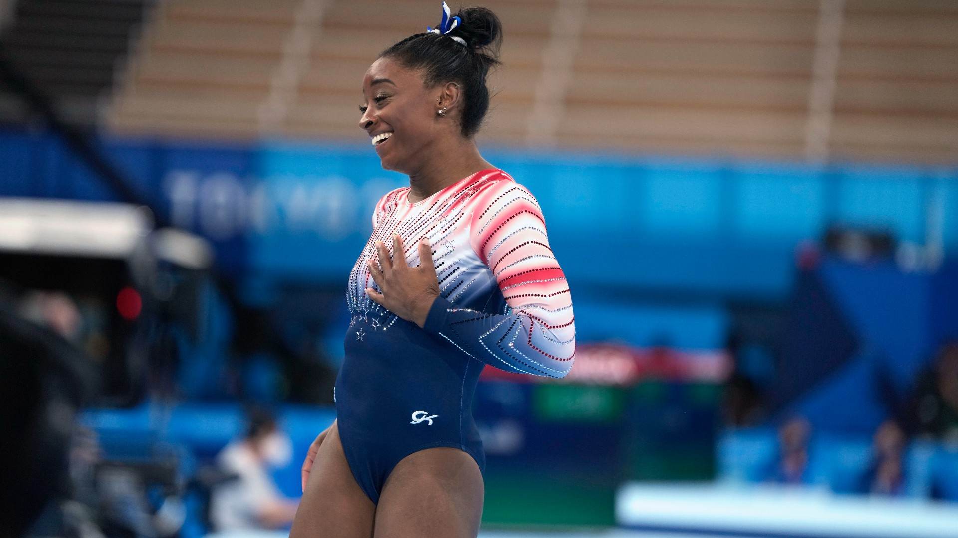Simone Biles se emociona após concluir apresentação na final da trave Simone Biles se emociona após concluir apresentação na final da trave