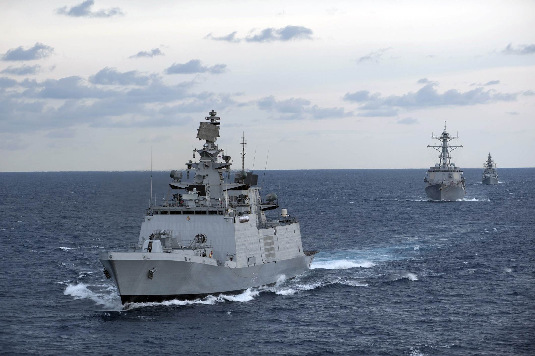 A fragata INS Satpura (F48) da Marinha indiana na Baía de Bengala/Getty Images