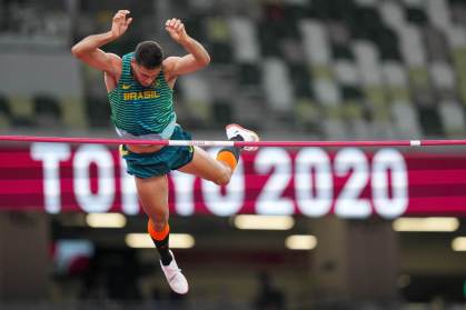 Thiago Braz na final do salto com vara nas Olimpíadas 2020