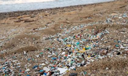 Microplástico nas areias de praia na Itália
