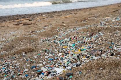 Microplástico nas areias de praia na Itália
