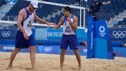 Alison e Álvaro foram eliminados pelo time da Letônia no vôlei de praia