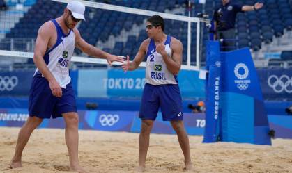 Alison e Álvaro foram eliminados pelo time da Letônia no vôlei de praia