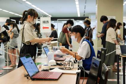 Japonesa faz triagem de vacinada contra Covid-19; país tem recorde de casos
