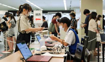 Japonesa faz triagem de vacinada contra Covid-19; país tem recorde de casos