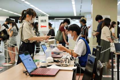 Japonesa faz triagem de vacinada contra Covid-19; país tem recorde de casos