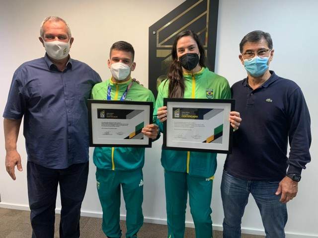 Daniel Cargnin e Mayra Aguiar em homenagem da Confederação Brasileira de Judô