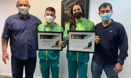 Daniel Cargnin e Mayra Aguiar em homenagem da Confederação Brasileira de Judô