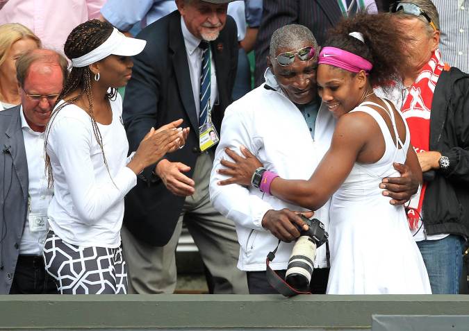 Serena Williams comemora com o pai, Richard Williams, e irmã, Venus Williams, após final de simples de Wimbledon / PA Images via Getty Images