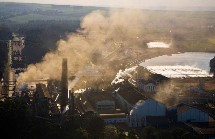 A poluição industrial e poluição emitida por veículos também agravam as mudanças climáticas / LightRocket via Getty Images