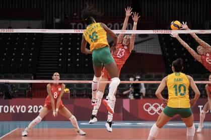 Fe Garay, do Brasil, corta em cima das russas nas quartas de final do vôlei femi