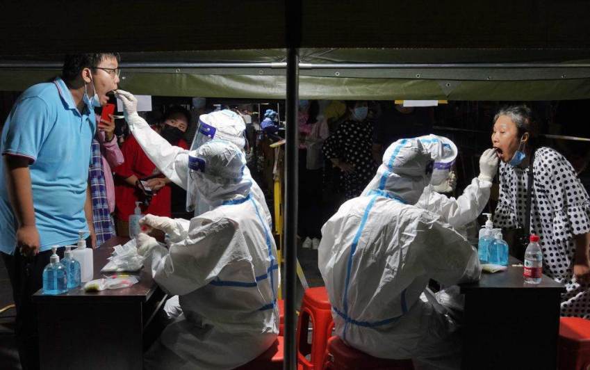 Testes em massa são realizados em toda a China / Barcroft Media via Getty Images