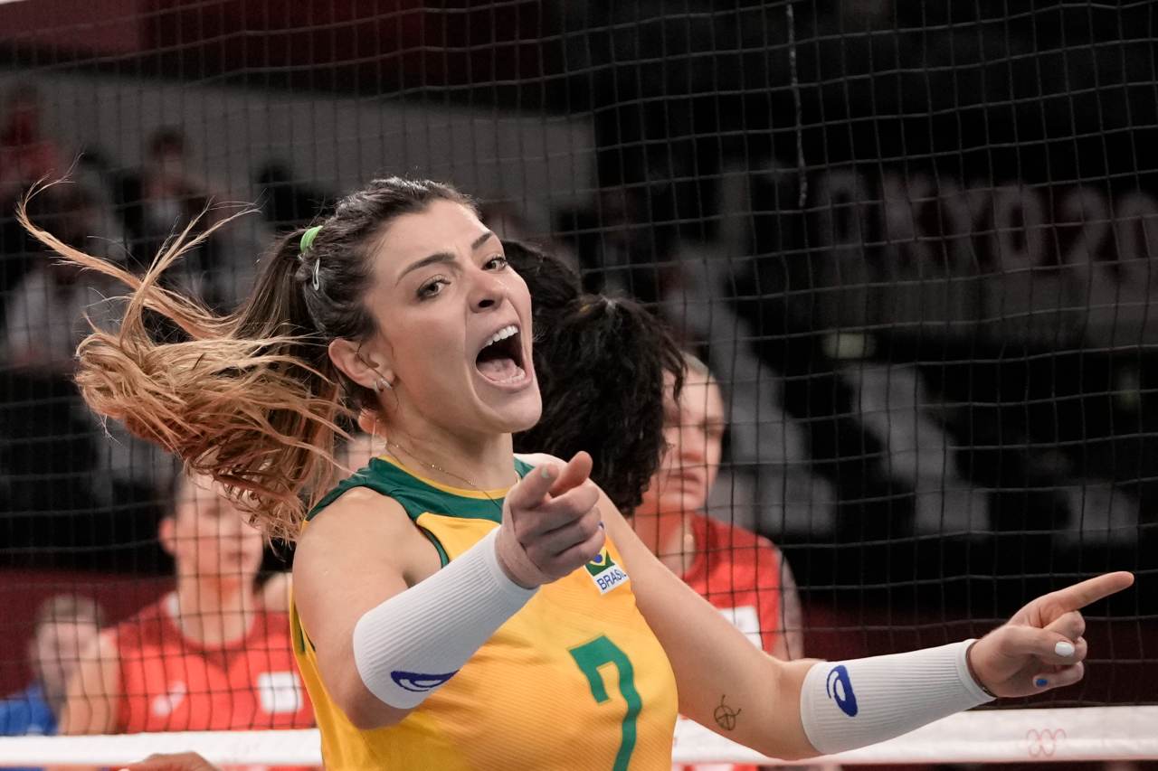 Brasileira Rosamaria grita e gesticula em jogo de vôlei, com a rede ao fundo Brasileira Rosamaria grita e gesticula em jogo de vôlei, com a rede ao fundo