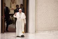 Papa nega renúncia e diz que leva vida normal após cirurgia