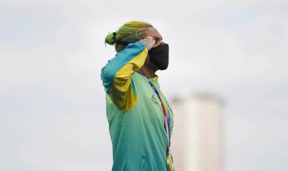 Prestar continência no pódio, como Ana Marcela, é comum entre atletas militares
