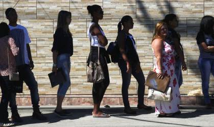 Empresas voltam a procurar jovens e oferta de vagas triplica, aponta pesquisa