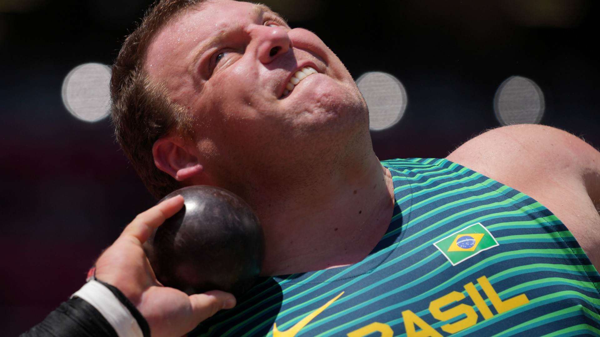 Darlan Romani, do Brasil, na final do arremesso de peso