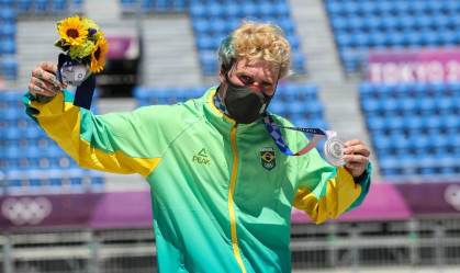 Pedro Barros celebra a conquista da medalha de prata no skate park