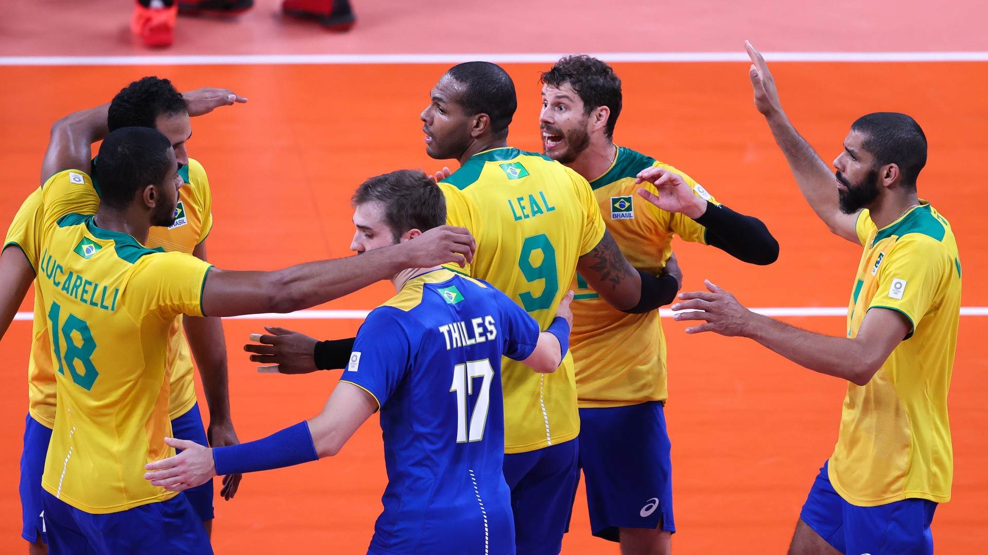 Seleção brasileira em jogo contra os russos, na semifinal do vôlei masculino Seleção brasileira em jogo contra os russos, na semifinal do vôlei masculino