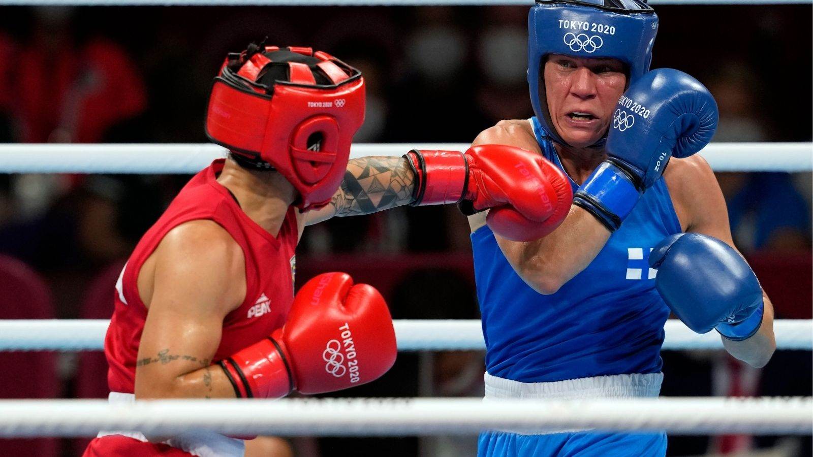 A brasileira Beatriz Ferreira (D) troca socos com a uzbeque Raykhona Kodirova A brasileira Beatriz Ferreira (D) troca socos com a uzbeque Raykhona Kodirova