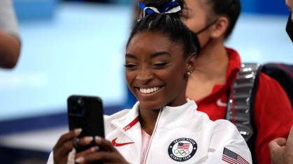 Simone Biles com um celular