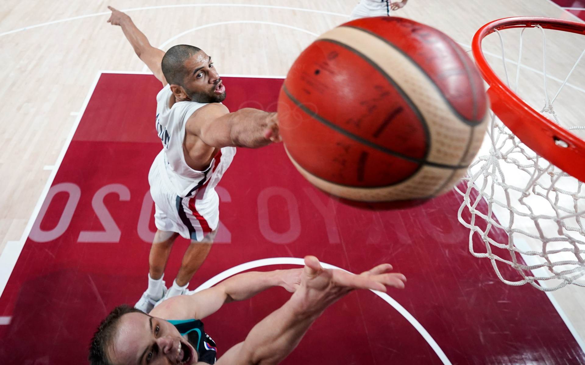 Toco de Nicolas Batum garantiu vitória da França no basquete masculino