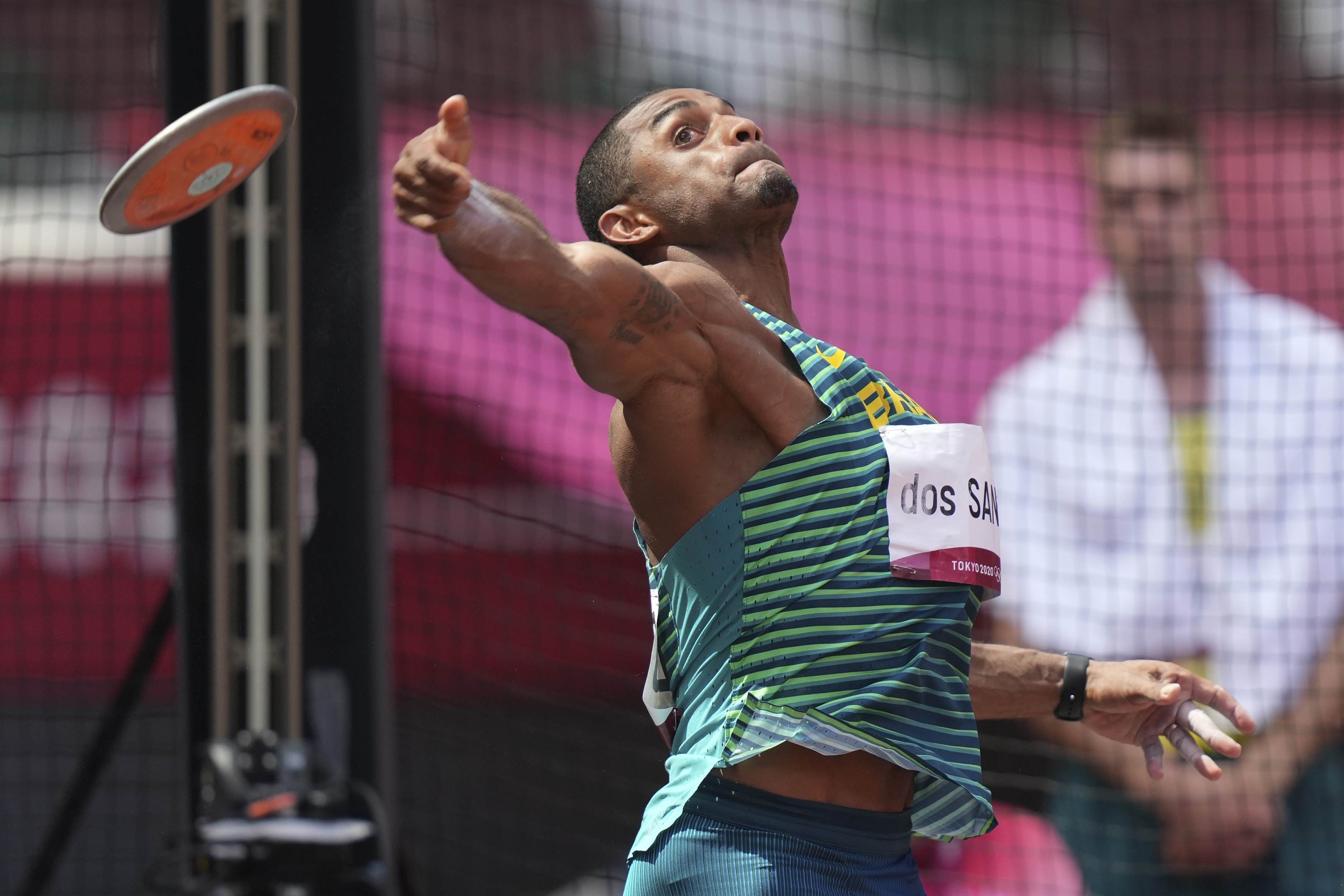 Felipe dos Santos na prova do arremesso de disco no decatlo das Olimpíadas 2020