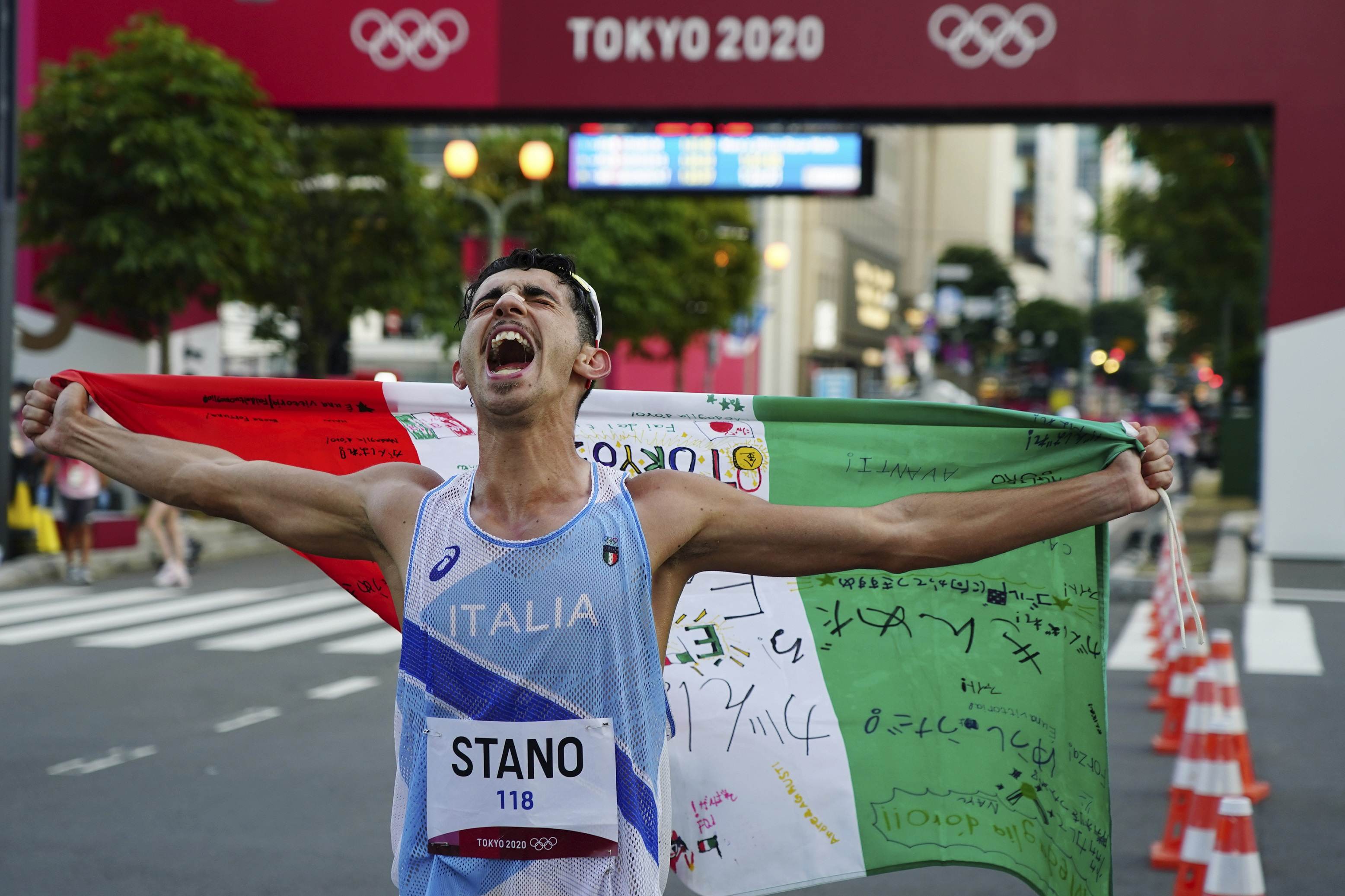 Massimo Stano comemora a vitória na marcha atlética 20 km nas Olimpíadas 2020