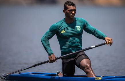 Isaquias Queiroz treina no Japão; brasileiro disputa classificatória da C1